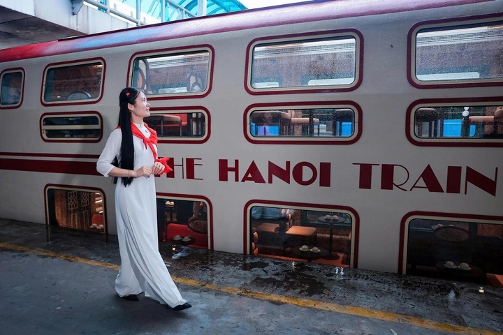 Đoàn tàu "Hà Nội 5 cửa ô" (The Hanoi Train) lấy cảm hứng hình ảnh của kinh thành Thăng Long xưa. (Ảnh: Hoài Nam), ga từ sơn bắc ninh