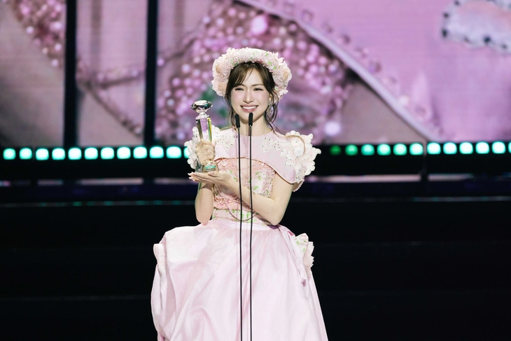 Hòa Minzy nhận giải Nữ ca sĩ/rapper của năm, một trong 6 giải thưởng của cô ở Làn sóng xanh 2025 - Ảnh: BTC